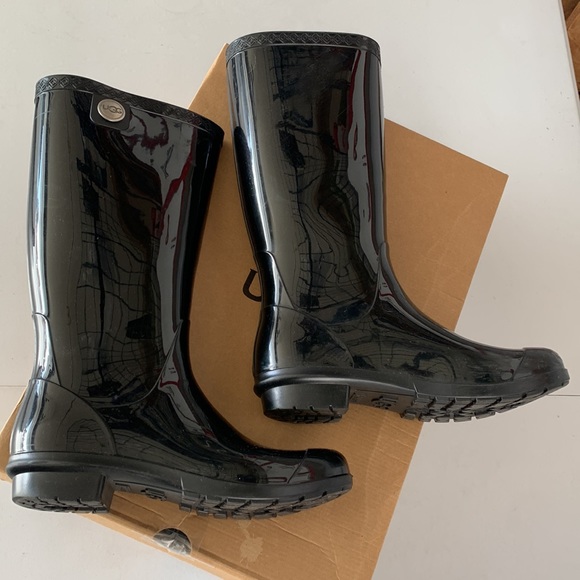 UGG Shaye Rain Boots in Black - Picture 3 of 13